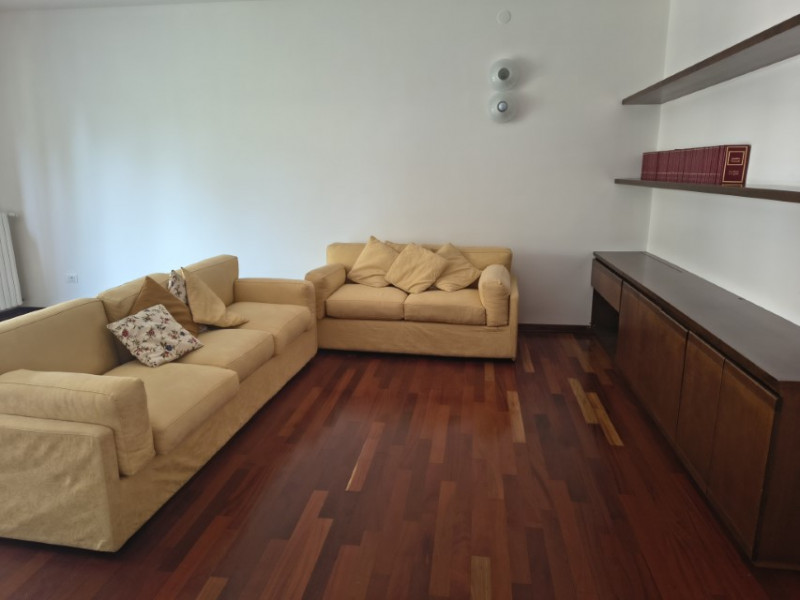 In una zona residenziale tranquilla, verde e comodissima a tutti i servizi, proponiamo in vendita...
