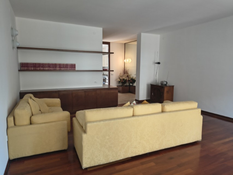 In una zona residenziale tranquilla, verde e comodissima a tutti i servizi, proponiamo in vendita...