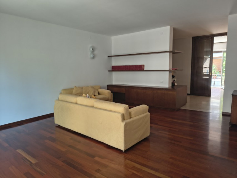 In una zona residenziale tranquilla, verde e comodissima a tutti i servizi, proponiamo in vendita...