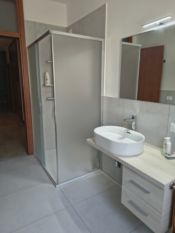 In una zona residenziale tranquilla, verde e comodissima a tutti i servizi, proponiamo in vendita...
