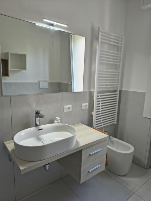 In una zona residenziale tranquilla, verde e comodissima a tutti i servizi, proponiamo in vendita...