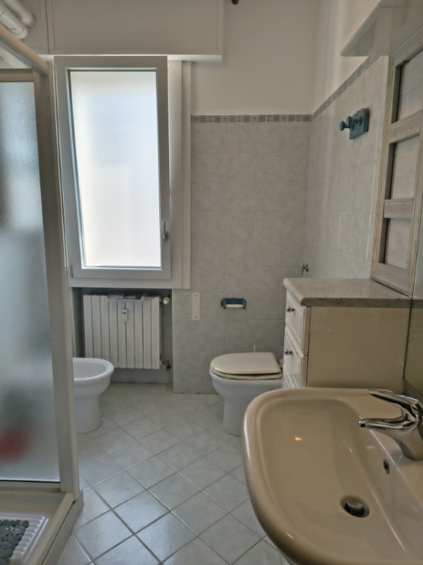 In una zona residenziale tranquilla, verde e comodissima a tutti i servizi, proponiamo in vendita...