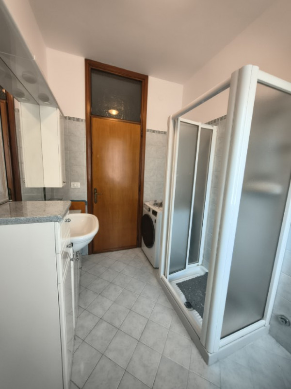 In una zona residenziale tranquilla, verde e comodissima a tutti i servizi, proponiamo in vendita...