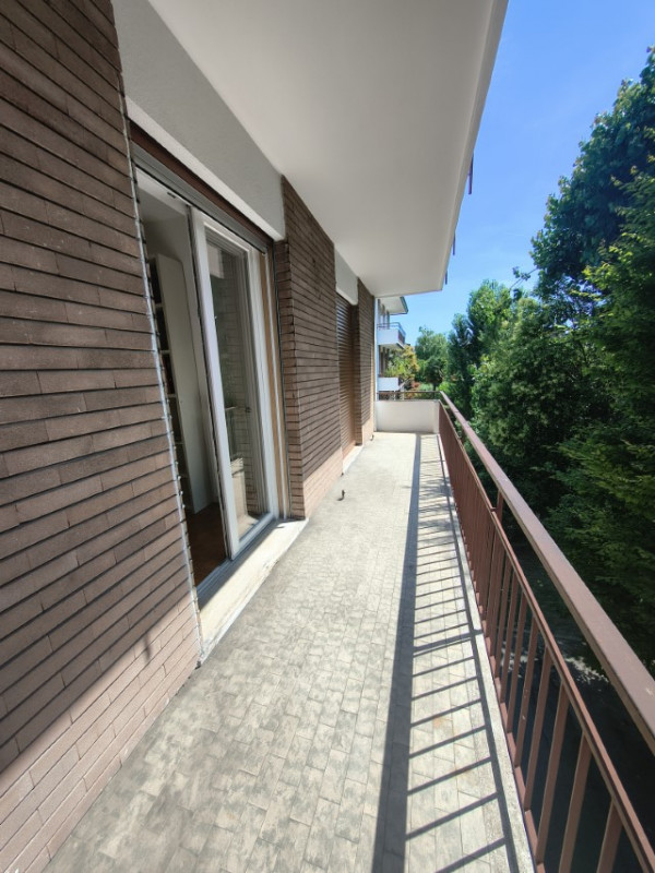 In una zona residenziale tranquilla, verde e comodissima a tutti i servizi, proponiamo in vendita...