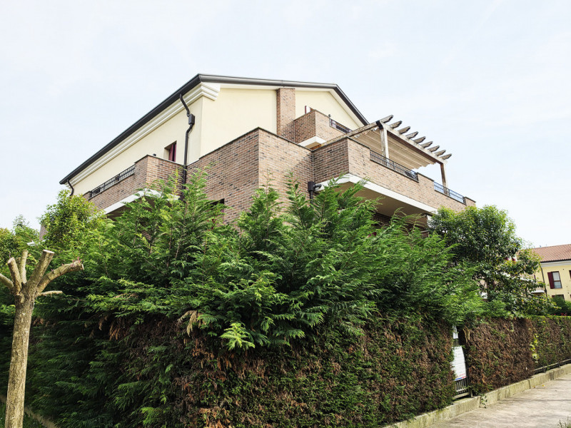 NOVENTA PADOVANA - "RESIDENCE ACERI". Vendesi appartamento / attico luminoso e dagli ampi spazi. ...