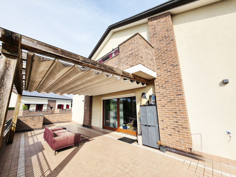 NOVENTA PADOVANA - "RESIDENCE ACERI". Vendesi appartamento / attico luminoso e dagli ampi spazi. ...