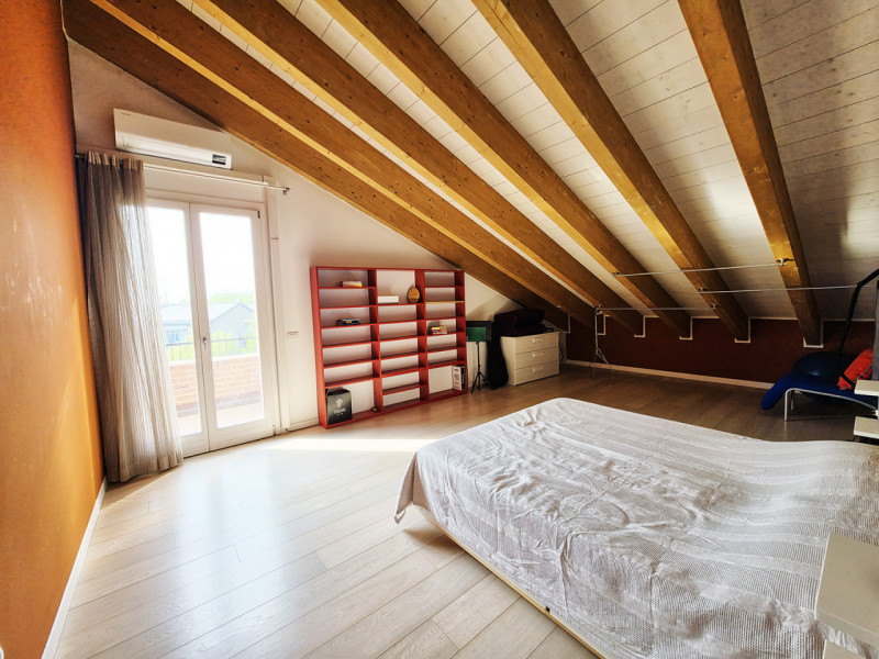 NOVENTA PADOVANA - "RESIDENCE ACERI". Vendesi appartamento / attico luminoso e dagli ampi spazi. ...