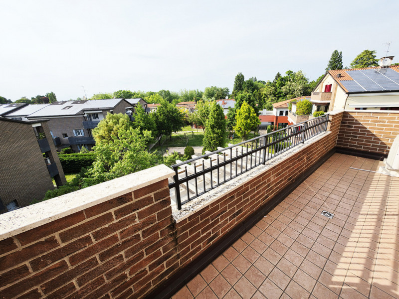 NOVENTA PADOVANA - "RESIDENCE ACERI". Vendesi appartamento / attico luminoso e dagli ampi spazi. ...