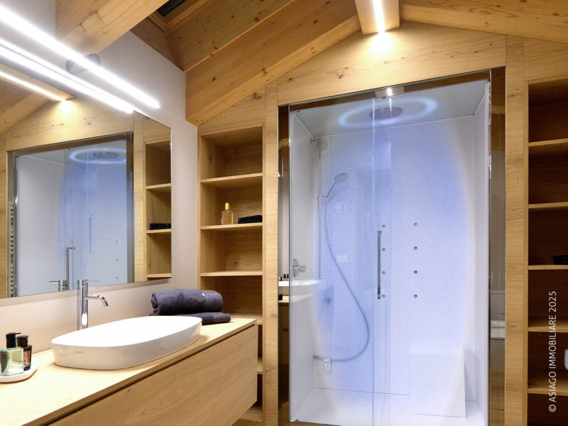 CHALET LA PERLA | ESCLUSIVO APPARTAMENTO CON SUITE RELAX TRA ASIAGO E GALLIO. Se stai cercando un...