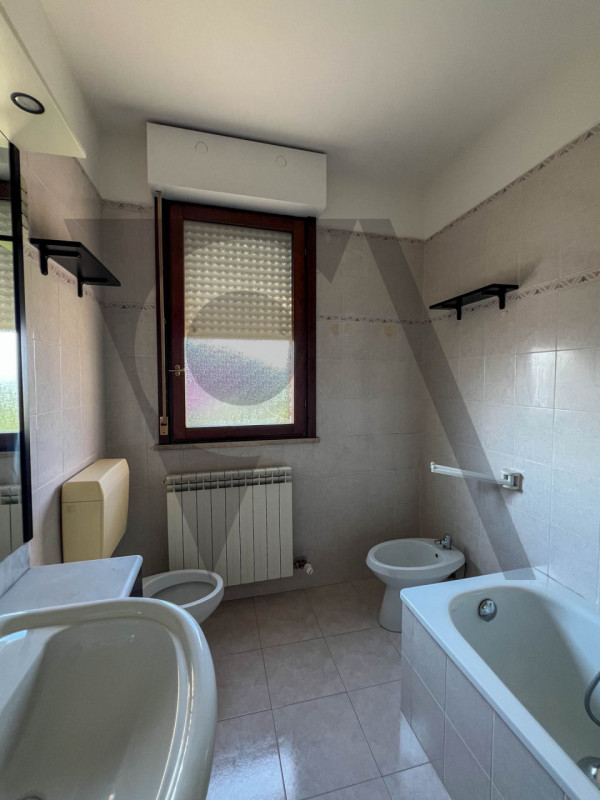 Proponiamo in vendita esclusiva una villetta a schiera di testa situata nella frazione di Monsole...
