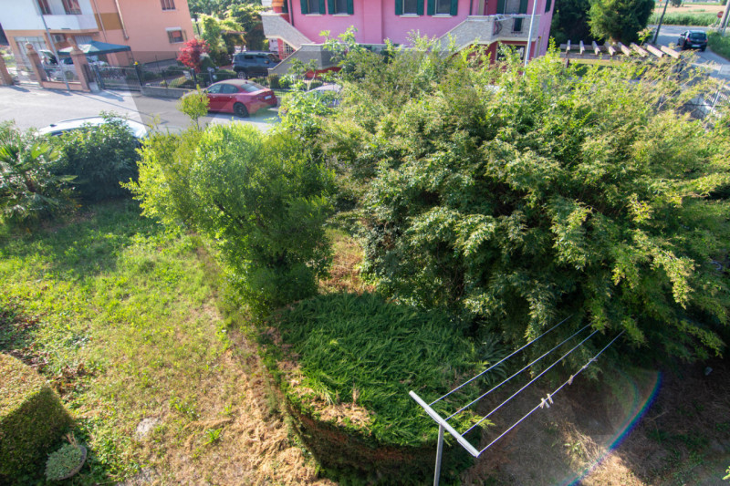 Proponiamo in vendita esclusiva una villetta a schiera di testa situata nella frazione di Monsole...