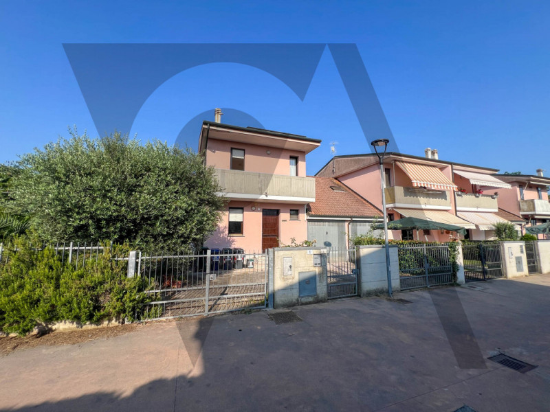 Proponiamo in vendita esclusiva una villetta a schiera di testa situata nella frazione di Monsole...