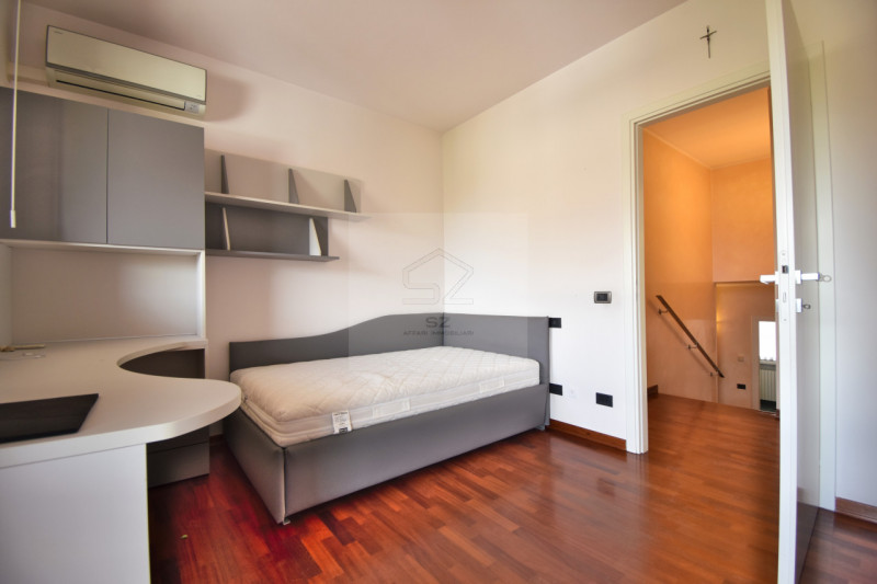 RONCAGLIA DI PONTE SAN NICOLÒ 

LA CASA CHE STAVI ASPETTANDO!

Se cerchi una casa spaziosa, elega...