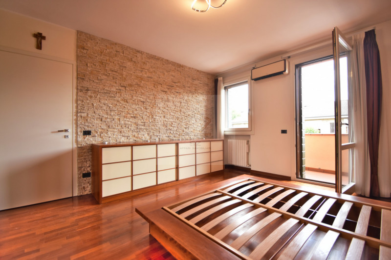 RONCAGLIA DI PONTE SAN NICOLÒ 

LA CASA CHE STAVI ASPETTANDO!

Se cerchi una casa spaziosa, elega...