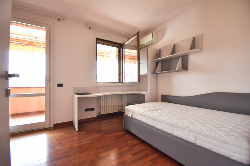 RONCAGLIA DI PONTE SAN NICOLÒ 

LA CASA CHE STAVI ASPETTANDO!

Se cerchi una casa spaziosa, elega...