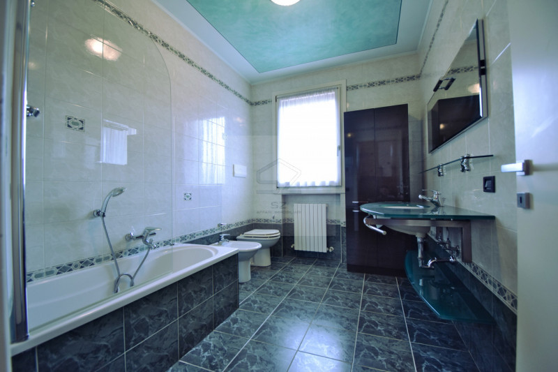 RONCAGLIA DI PONTE SAN NICOLÒ 

LA CASA CHE STAVI ASPETTANDO!

Se cerchi una casa spaziosa, elega...