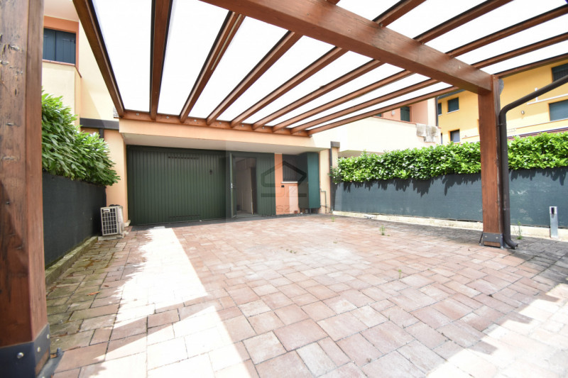 RONCAGLIA DI PONTE SAN NICOLÒ 

LA CASA CHE STAVI ASPETTANDO!

Se cerchi una casa spaziosa, elega...