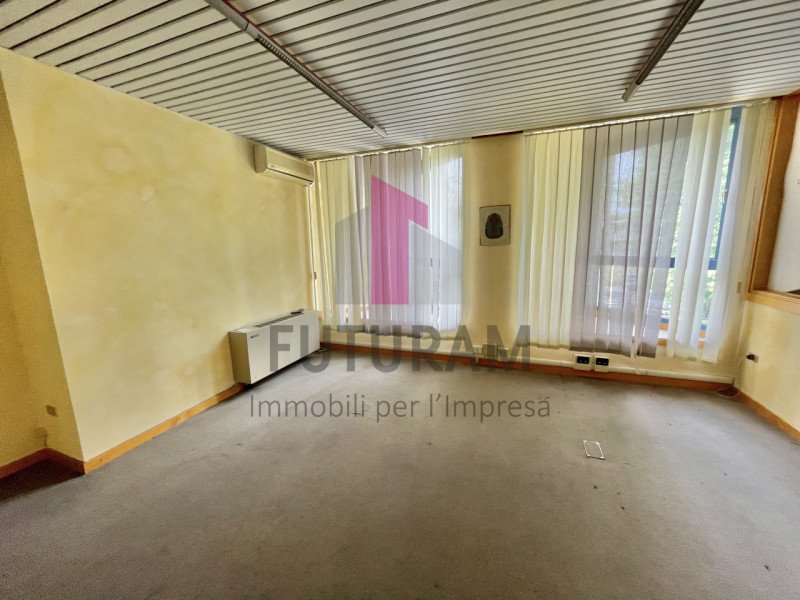 ARCUGNANO - 67FIL - PER INFO  0444310220 

In zona artigianale si propone in locazione ufficio al...