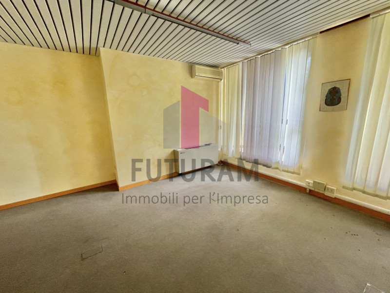 ARCUGNANO - 67FIL - PER INFO  0444310220 

In zona artigianale si propone in locazione ufficio al...