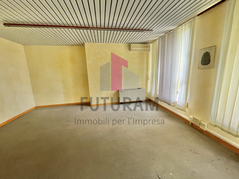 ARCUGNANO - 67FIL - PER INFO  0444310220 

In zona artigianale si propone in locazione ufficio al...