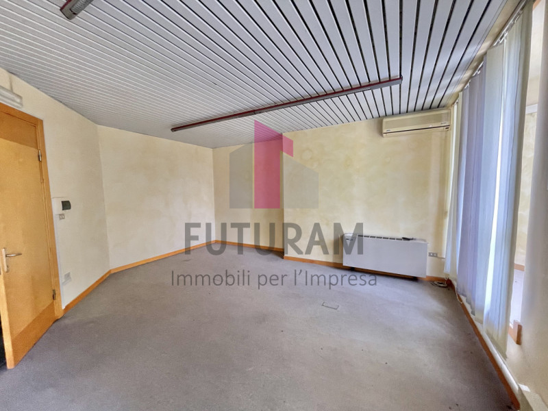 ARCUGNANO - 67FIL - PER INFO  0444310220 

In zona artigianale si propone in locazione ufficio al...