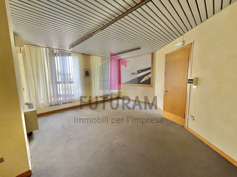 ARCUGNANO - 67FIL - PER INFO  0444310220 

In zona artigianale si propone in locazione ufficio al...