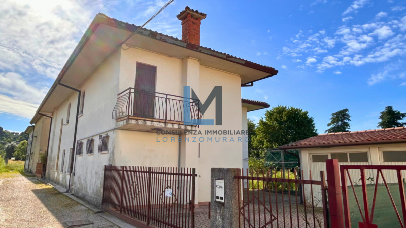 A 2,5 km dal centro di Montebelluna, ai piedi del Montello, nella frazione di Biadene, proponiamo...