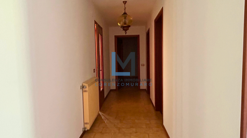 A 2,5 km dal centro di Montebelluna, ai piedi del Montello, nella frazione di Biadene, proponiamo...