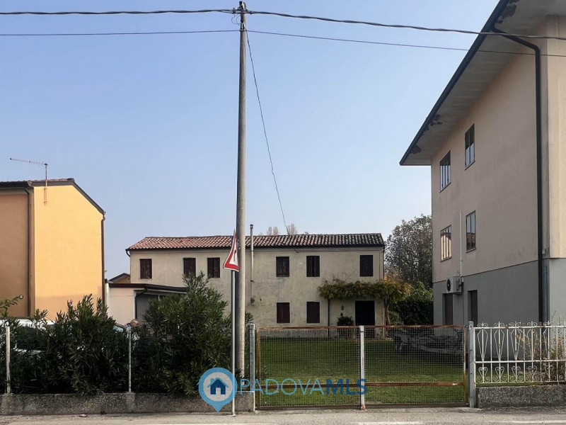 Immobile in esclusiva al Gruppo Padova MLS.
A San Pietro Viminario vicinanze, terreno edificabile...