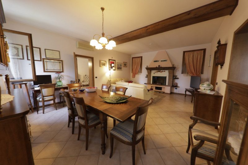 COMPOSIZIONE:
Proponiamo in vendita elegante villa singola, inserita armoniosamente nel paesaggio...