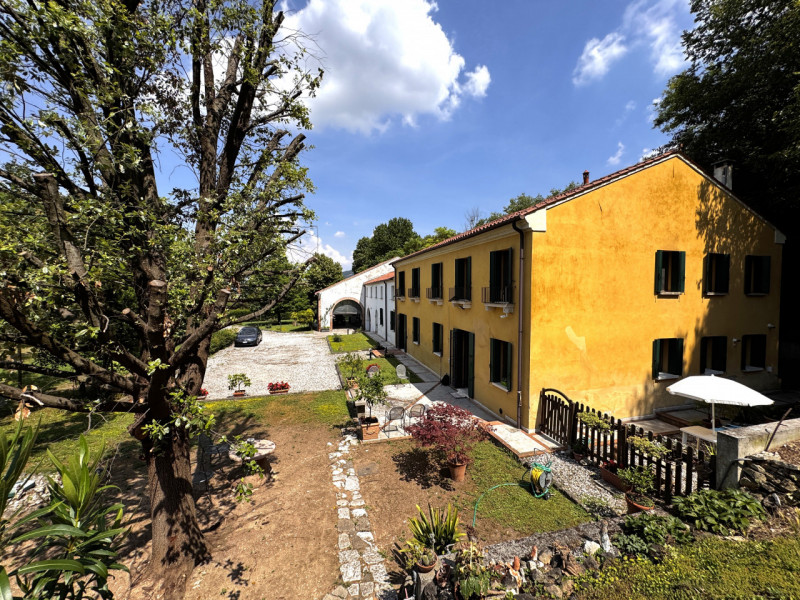 COMPOSIZIONE:
Proponiamo in vendita elegante villa singola, inserita armoniosamente nel paesaggio...