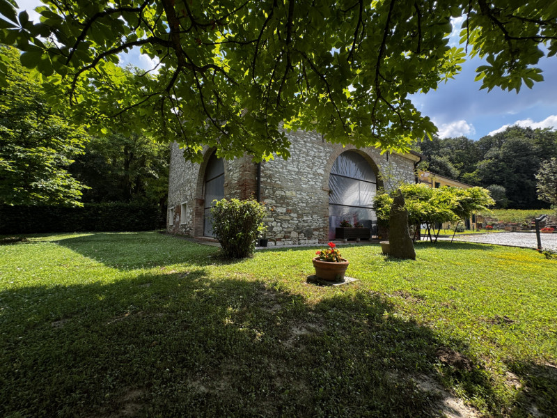COMPOSIZIONE:
Proponiamo in vendita elegante villa singola, inserita armoniosamente nel paesaggio...