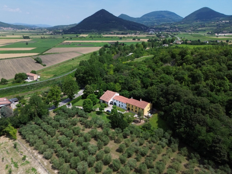 COMPOSIZIONE:
Proponiamo in vendita elegante villa singola, inserita armoniosamente nel paesaggio...