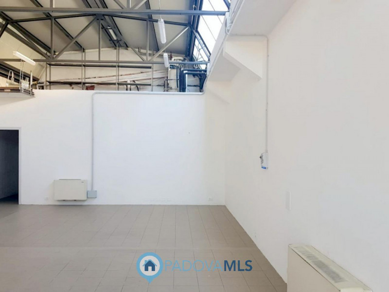 Immobile in esclusiva al Gruppo Padova MLS
LOCALE POLIFUNZIONALE IN AFFITTO A CASELLE DI SELVAZZA...