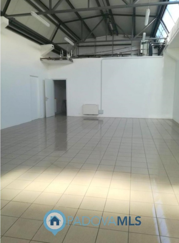 Immobile in esclusiva al Gruppo Padova MLS
LOCALE POLIFUNZIONALE IN AFFITTO A CASELLE DI SELVAZZA...