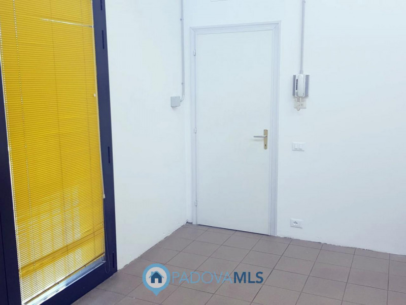 Immobile in esclusiva al Gruppo Padova MLS
LOCALE POLIFUNZIONALE IN AFFITTO A CASELLE DI SELVAZZA...