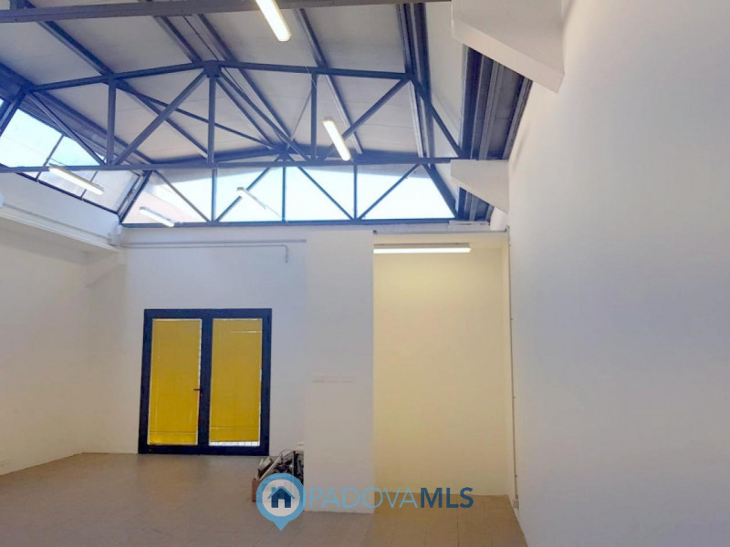 Immobile in esclusiva al Gruppo Padova MLS
LOCALE POLIFUNZIONALE IN AFFITTO A CASELLE DI SELVAZZA...