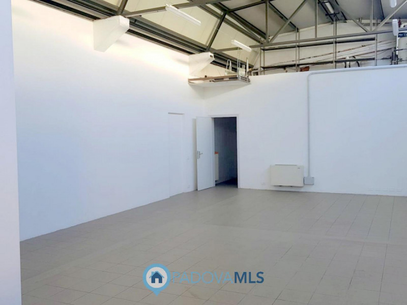 Immobile in esclusiva al Gruppo Padova MLS
LOCALE POLIFUNZIONALE IN AFFITTO A CASELLE DI SELVAZZA...