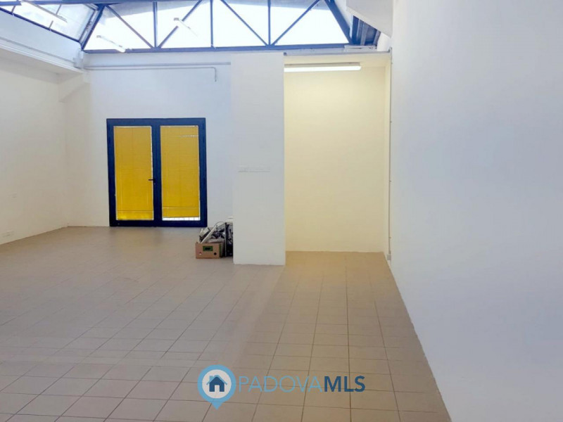 Immobile in esclusiva al Gruppo Padova MLS
LOCALE POLIFUNZIONALE IN AFFITTO A CASELLE DI SELVAZZA...