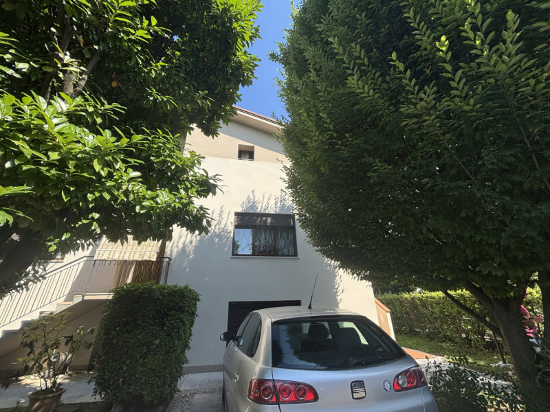 Elegante casa bifamiliare disposta su tre livelli, caratterizzata da ampi spazi e una distribuzio...