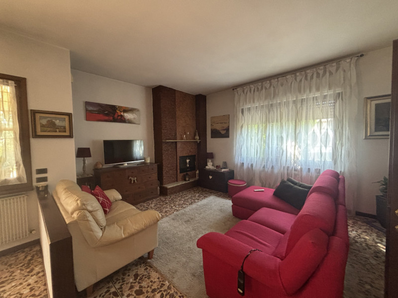 Elegante casa bifamiliare disposta su tre livelli, caratterizzata da ampi spazi e una distribuzio...