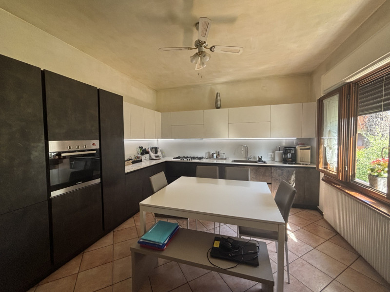 Elegante casa bifamiliare disposta su tre livelli, caratterizzata da ampi spazi e una distribuzio...