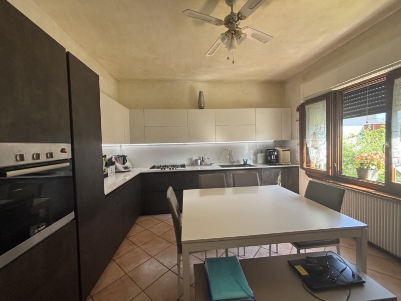 Elegante casa bifamiliare disposta su tre livelli, caratterizzata da ampi spazi e una distribuzio...