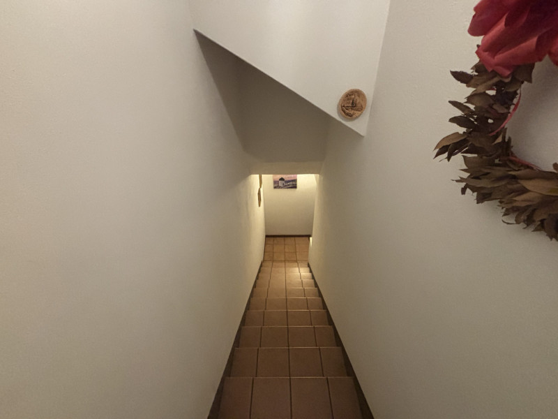 Elegante casa bifamiliare disposta su tre livelli, caratterizzata da ampi spazi e una distribuzio...