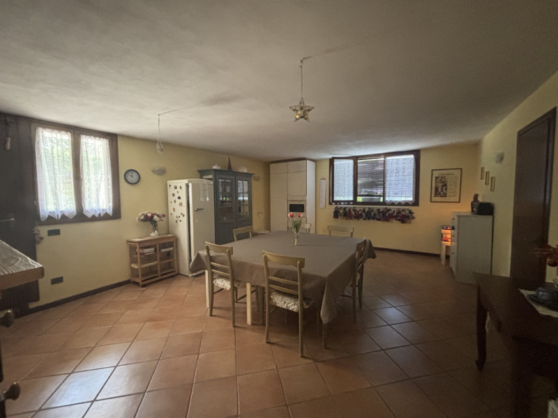 Elegante casa bifamiliare disposta su tre livelli, caratterizzata da ampi spazi e una distribuzio...