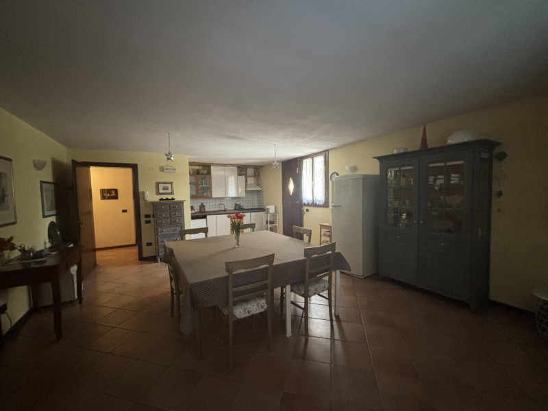Elegante casa bifamiliare disposta su tre livelli, caratterizzata da ampi spazi e una distribuzio...