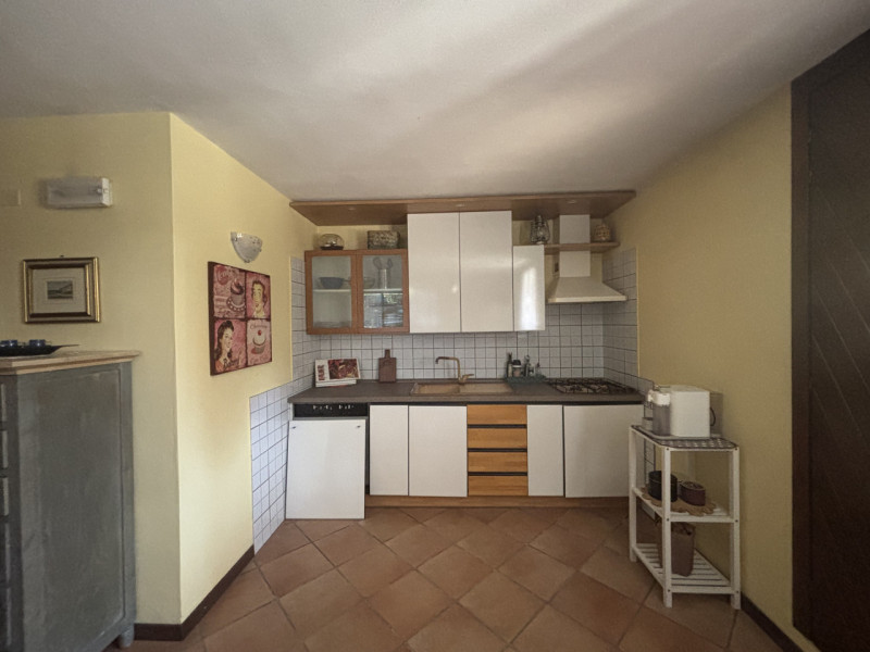 Elegante casa bifamiliare disposta su tre livelli, caratterizzata da ampi spazi e una distribuzio...