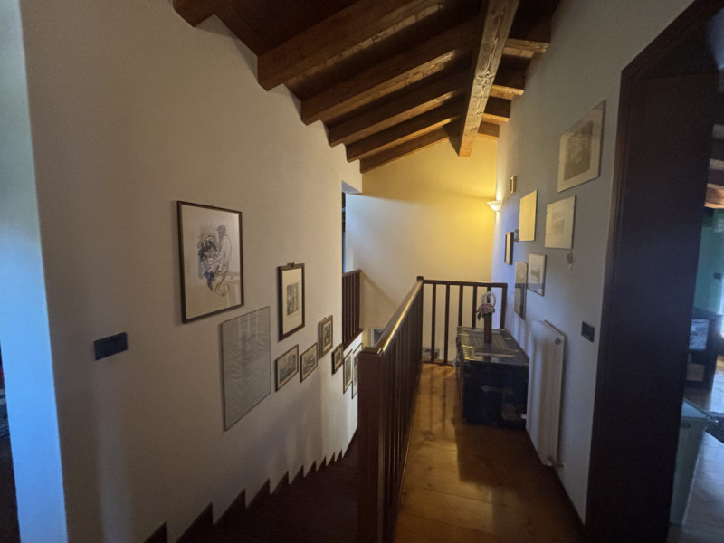 Elegante casa bifamiliare disposta su tre livelli, caratterizzata da ampi spazi e una distribuzio...