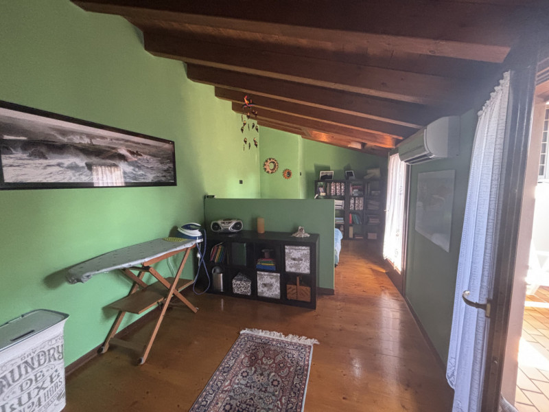 Elegante casa bifamiliare disposta su tre livelli, caratterizzata da ampi spazi e una distribuzio...