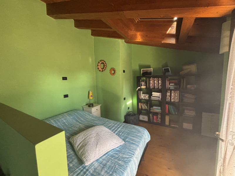 Elegante casa bifamiliare disposta su tre livelli, caratterizzata da ampi spazi e una distribuzio...